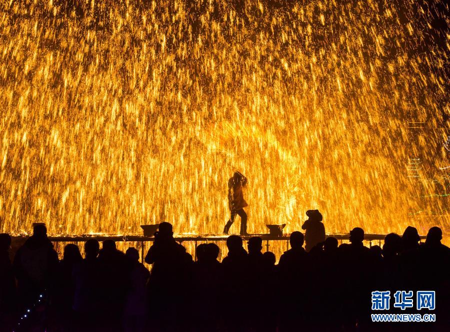 Galeria: Tradição com ferro fundido marca início do novo ano em Hebei