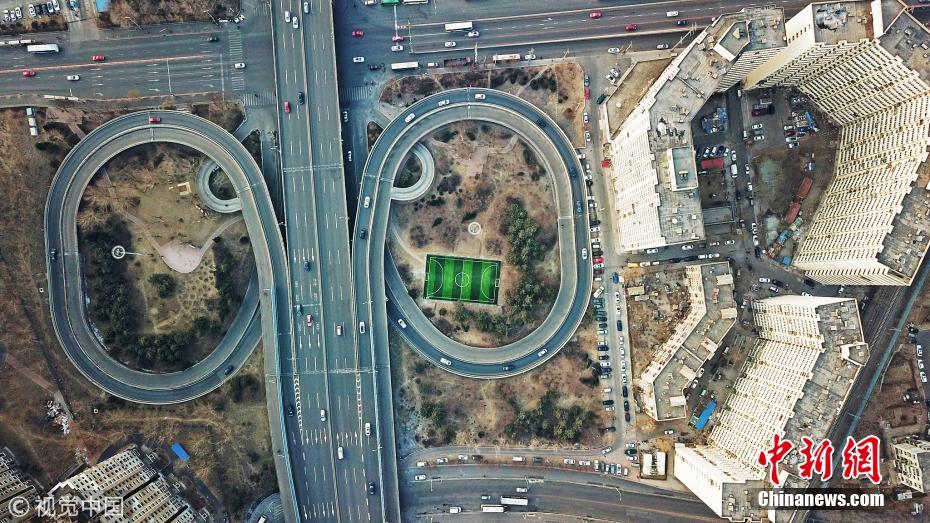 Galeria: Campo de futebol construído no meio de viaduto rodoviário em Shenyang