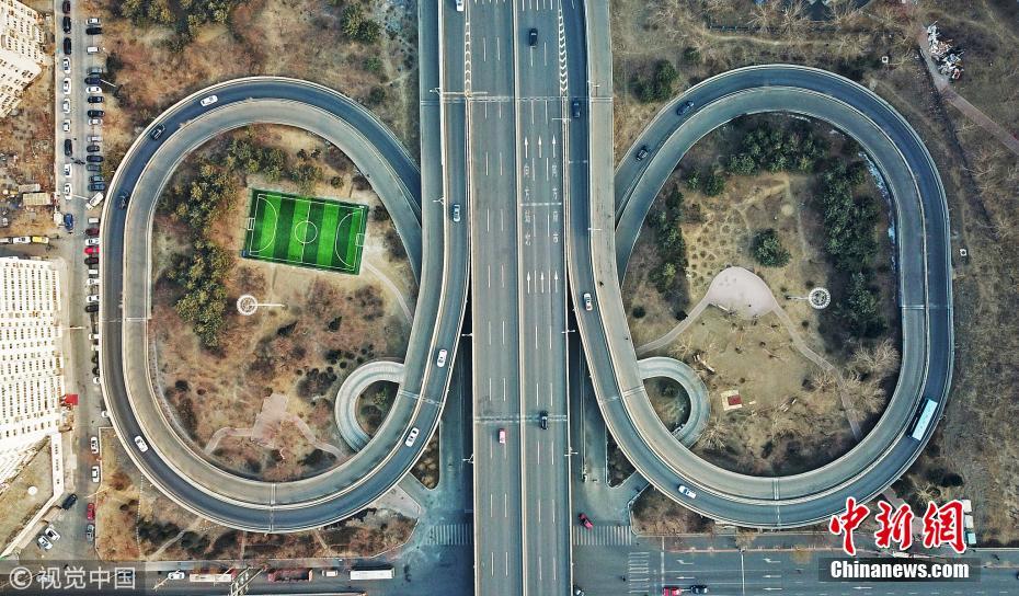 Galeria: Campo de futebol construído no meio de viaduto rodoviário em Shenyang