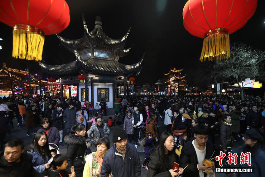 Festival de lanternas em Nanjing atrai turistas