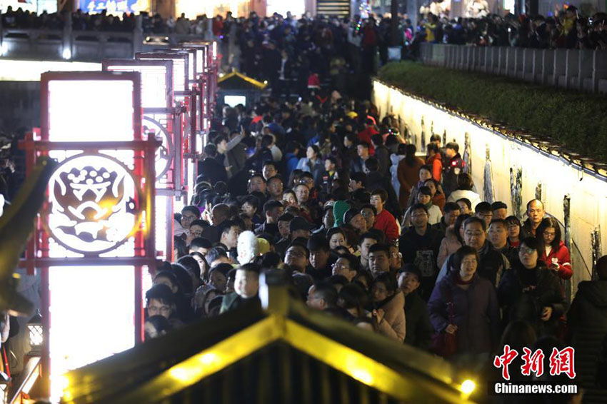 Festival de lanternas em Nanjing atrai turistas