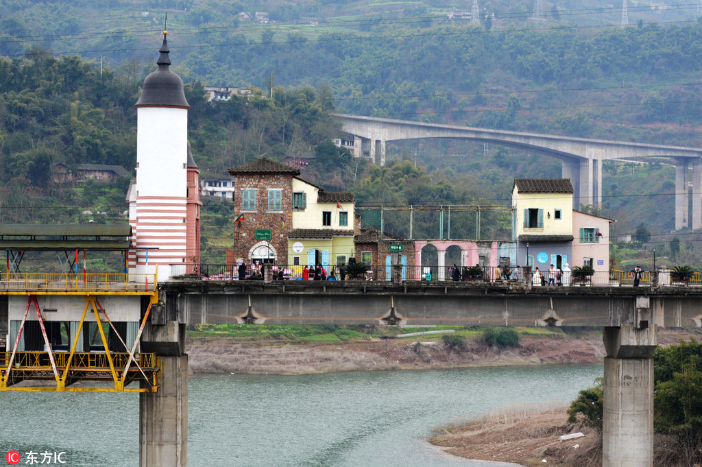 Galeria: Ponte em Chongqing combina arquitetura chinesa e ocidental