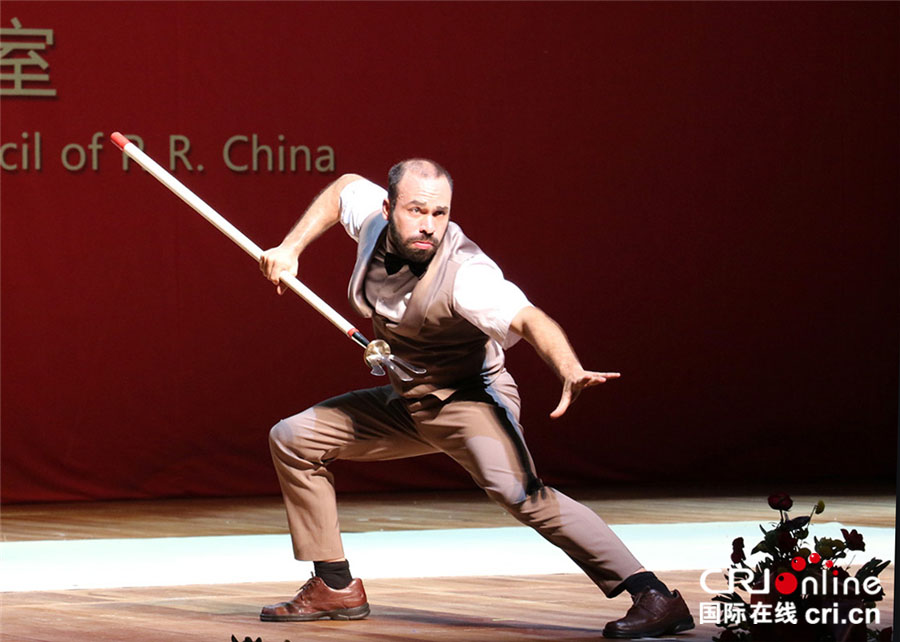 Trupe acrobática chinesa estreia no palco carioca
