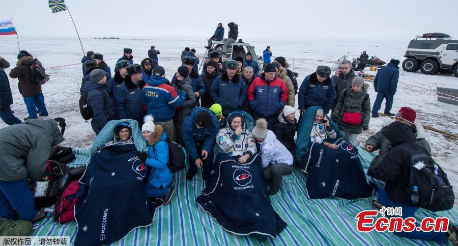 Três astronautas retornam à terra após missão em estação espacial