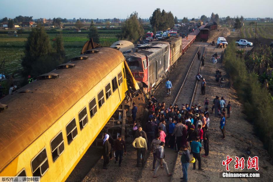 Colisão de trens deixa dezenas de mortos e feridos no Egito