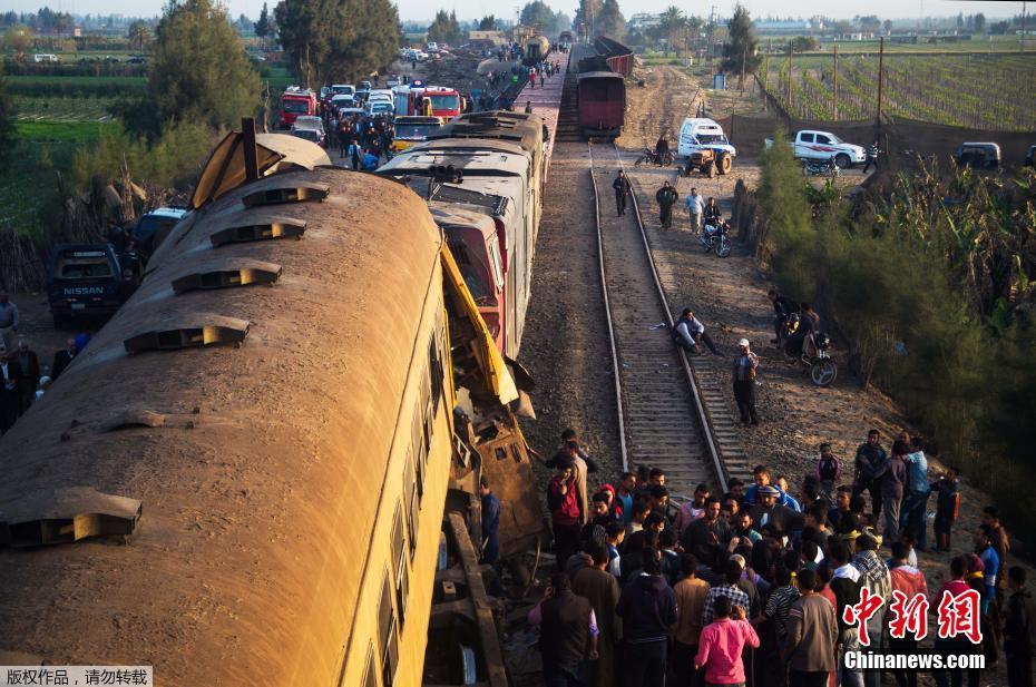 Colisão de trens deixa dezenas de mortos e feridos no Egito