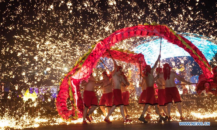 Galeria: Dança do dragão de fogo realizada em Hubei