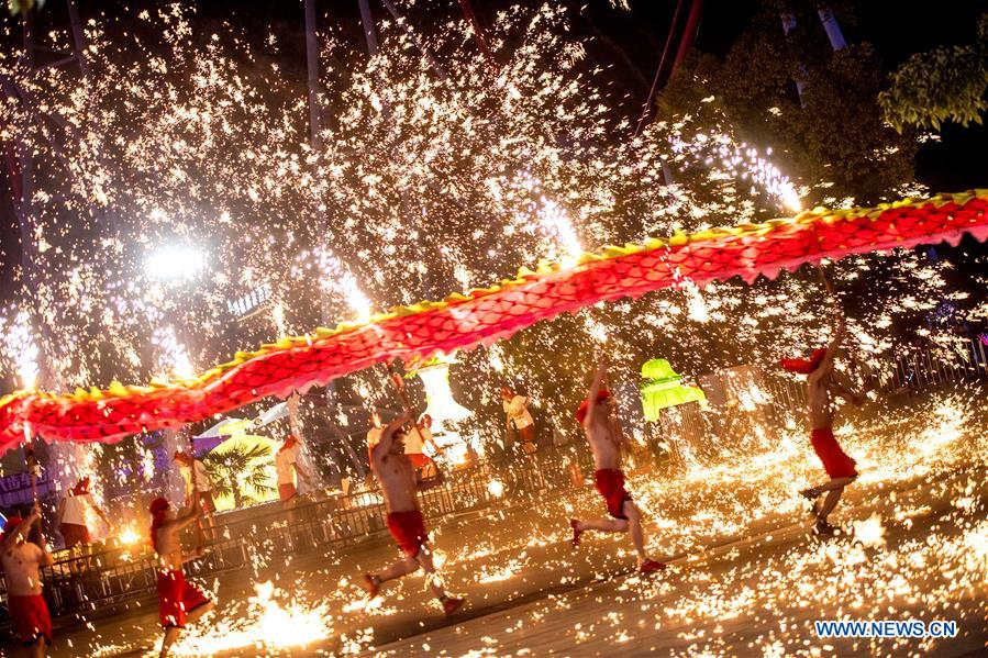 Galeria: Dança do dragão de fogo realizada em Hubei