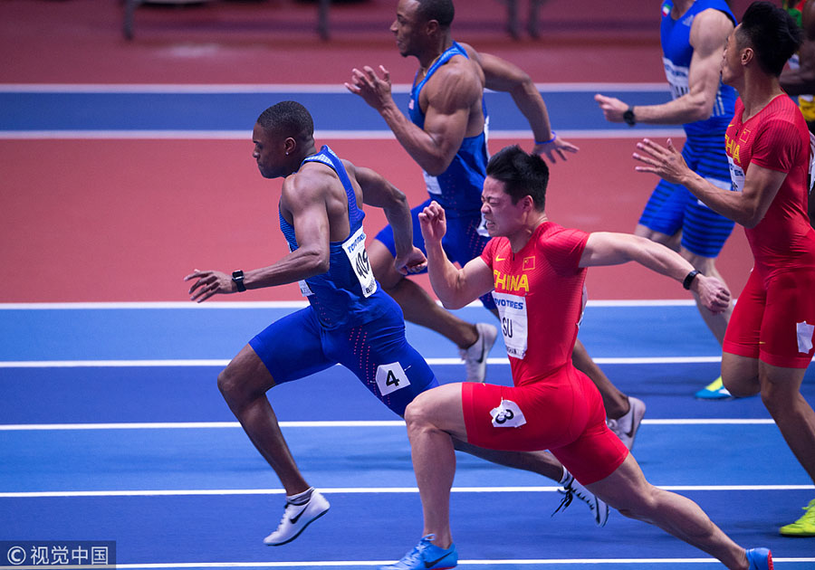 Atleta chinês recebe medalha de prata em prova masculina dos 60m
