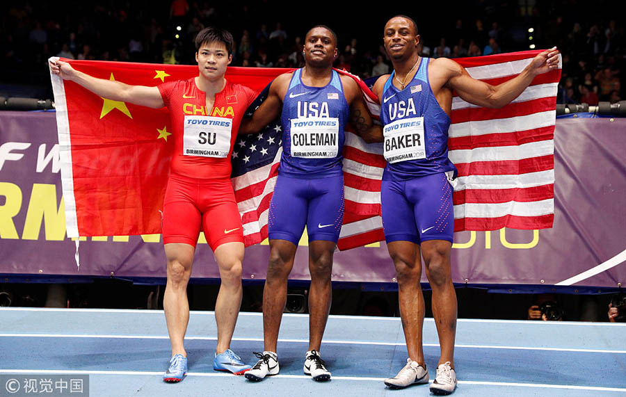 Atleta chinês recebe medalha de prata em prova masculina dos 60m