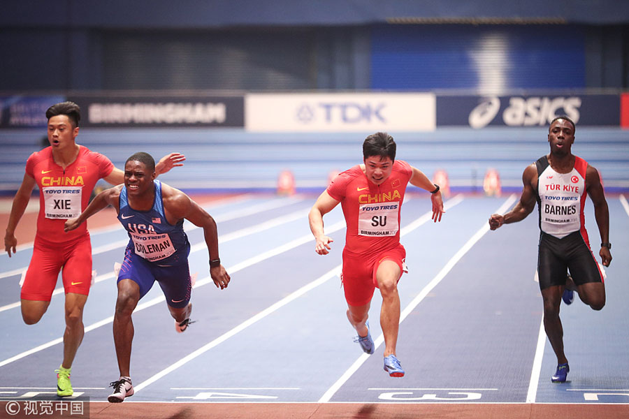 Atleta chinês recebe medalha de prata em prova masculina dos 60m