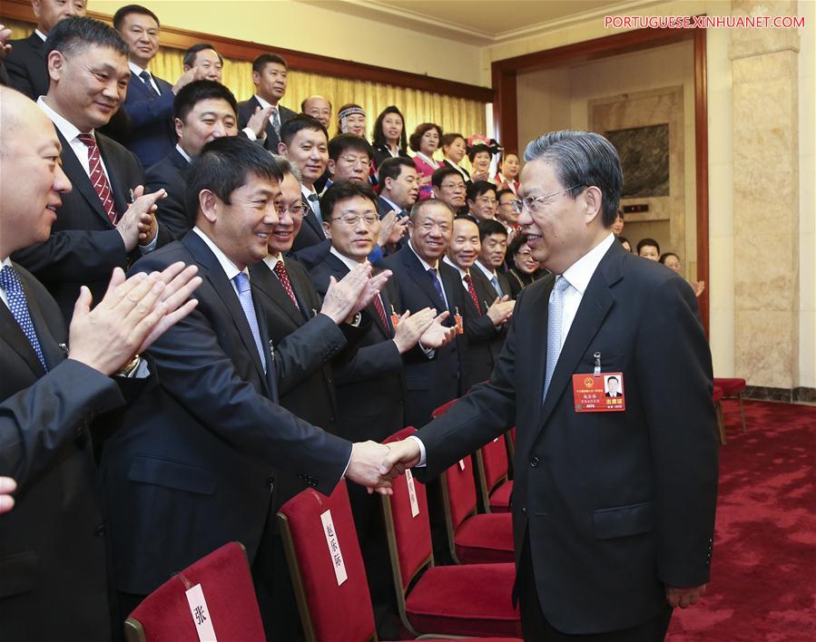 Líderes de alto escalão se reúnem com legisladores nacionais e destacam status de núcleo de Xi
