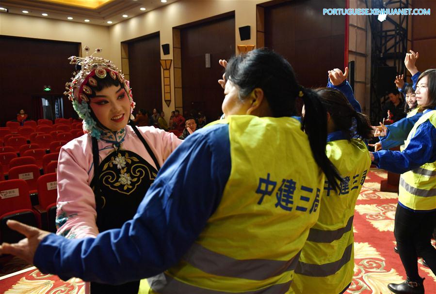 Trabalhadores da construção civil experienciam visita prática da Ópera de Pequim em comemoração ao Dia Internacional da Mulher