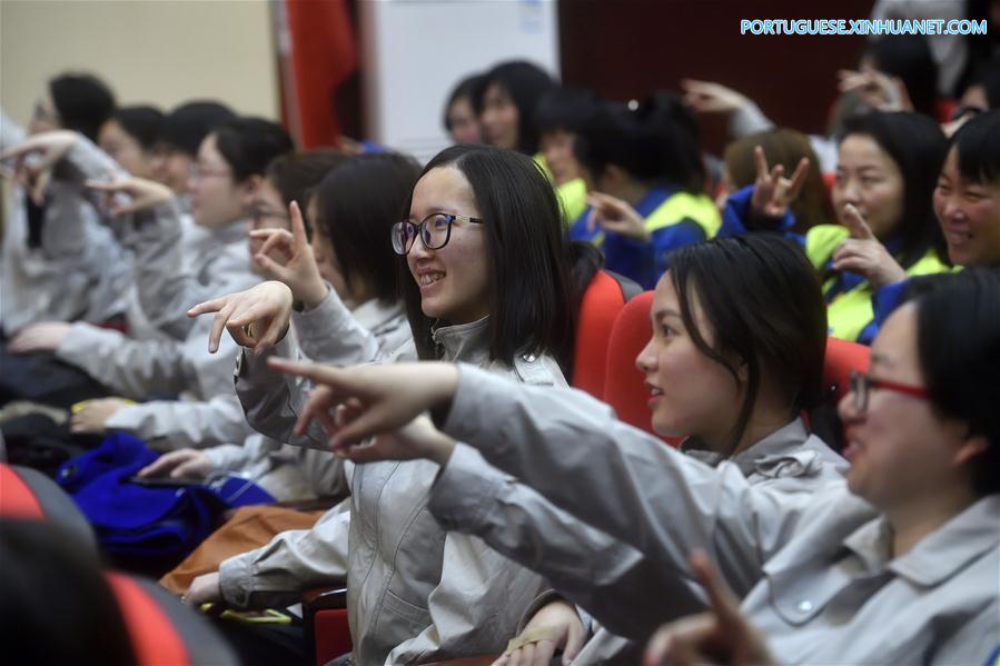 Trabalhadores da construção civil experienciam visita prática da Ópera de Pequim em comemoração ao Dia Internacional da Mulher