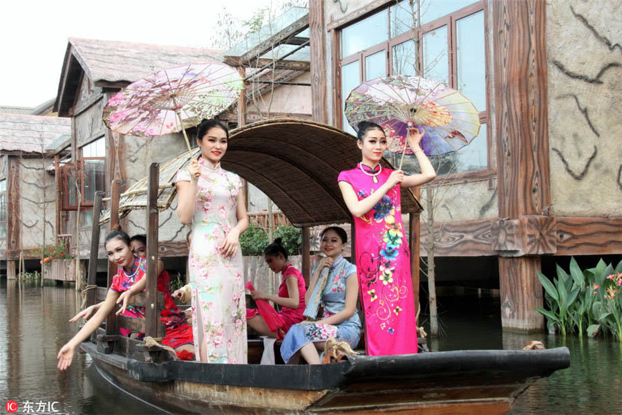 Galeria: Turistas com vestes tradicionais chinesas recebem primavera em Guangdong