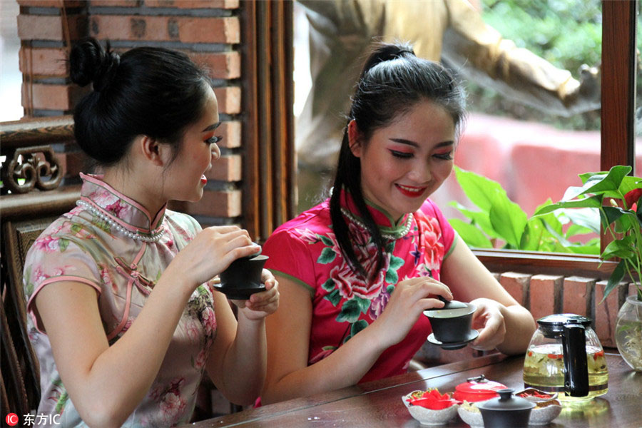 Galeria: Turistas com vestes tradicionais chinesas recebem primavera em Guangdong