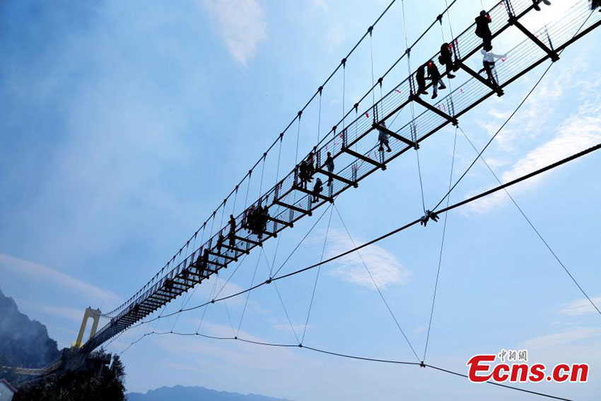 Ponte de vidro mais alta da China aberta ao público