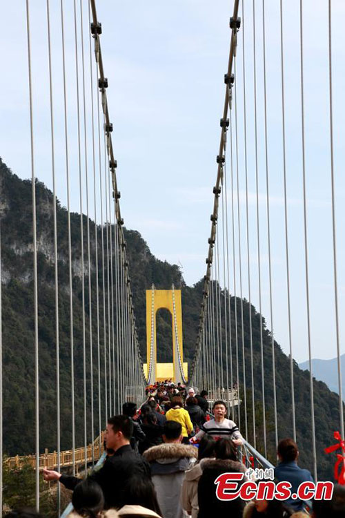 Ponte de vidro mais alta da China aberta ao público