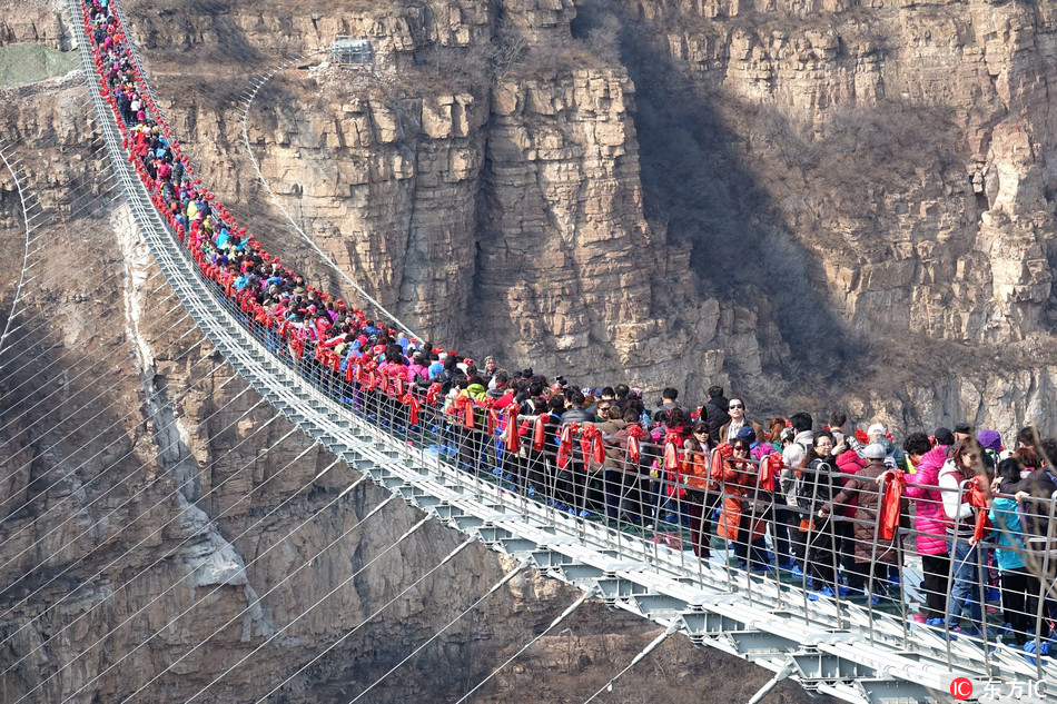 Galeria: Ponte de vidro mais longa do mundo atrai multidão de turistas a Hebei