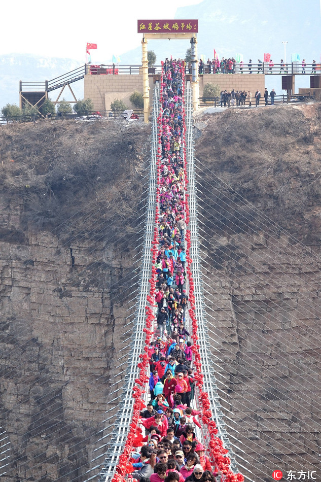 Galeria: Ponte de vidro mais longa do mundo atrai multidão de turistas a Hebei