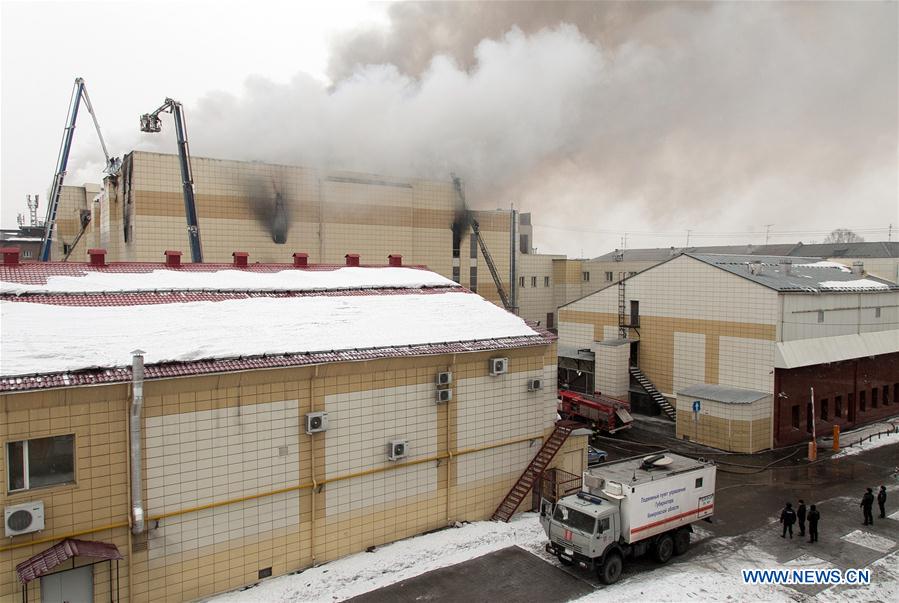 Pelo menos 37 mortes registradas em incêndio num centro comercial russo