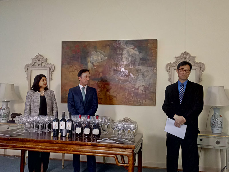 Embaixada portuguesa promove vinhos portugueses e fado em Beijing