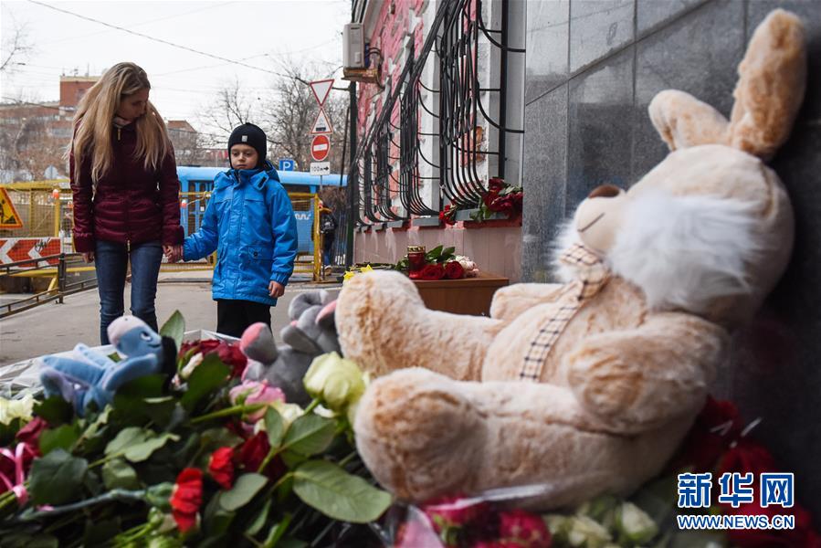 Cidadãos de Moscou prestam homenagem às vítimas do incêndio em Kemerovo