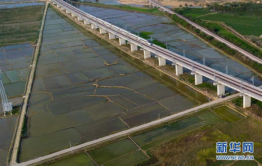 Galeria: Primeira ferrovia circular de alta velocidade do mundo promove turismo na ilha de Hainan