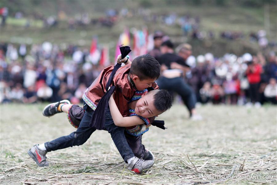 Festival de Luta Livre reúne pessoas de diversas etnias em Guizhou