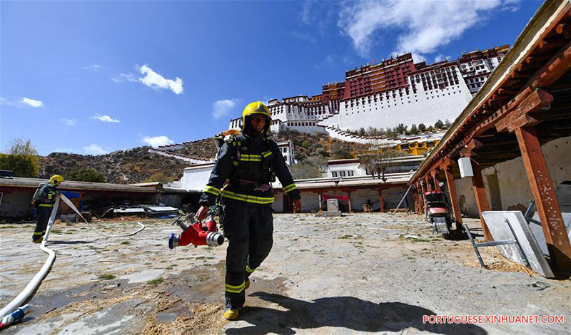 Bombeiros participam de simulação de emergência no Palácio de Potala em Lhasa