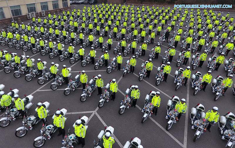 Policiais de trânsito recebem novas motocicletas em Qingdao