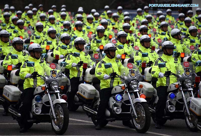 Policiais de trânsito recebem novas motocicletas em Qingdao