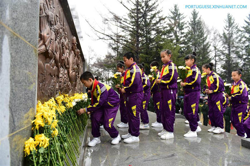 Chineses homenageiam mártires no Festival Qingming