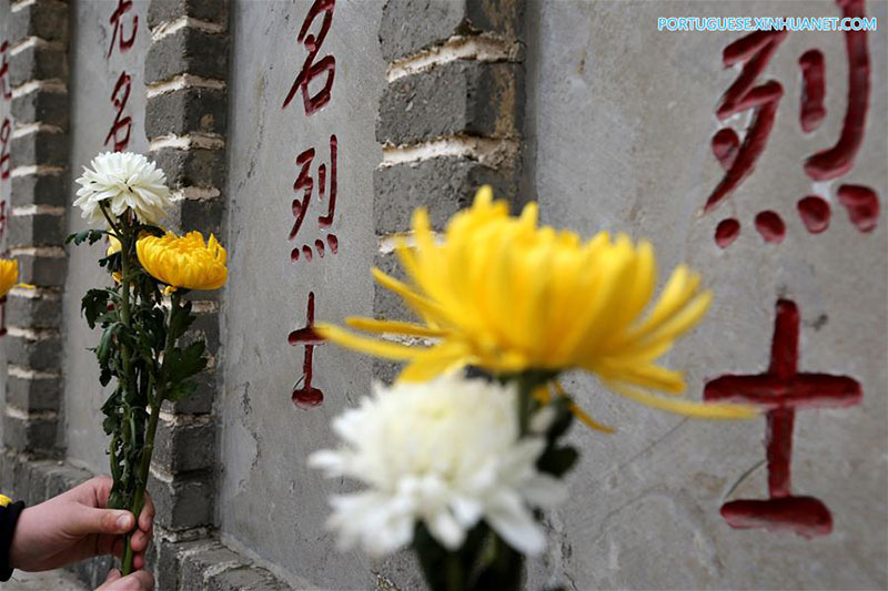 Chineses homenageiam mártires no Festival Qingming