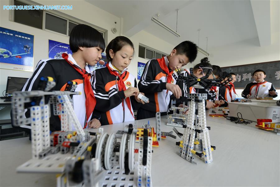 Robôs são introduzidos nos programas educacionais extracurriculares de escola em Hebei