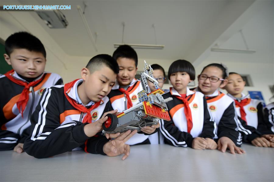 Robôs são introduzidos nos programas educacionais extracurriculares de escola em Hebei