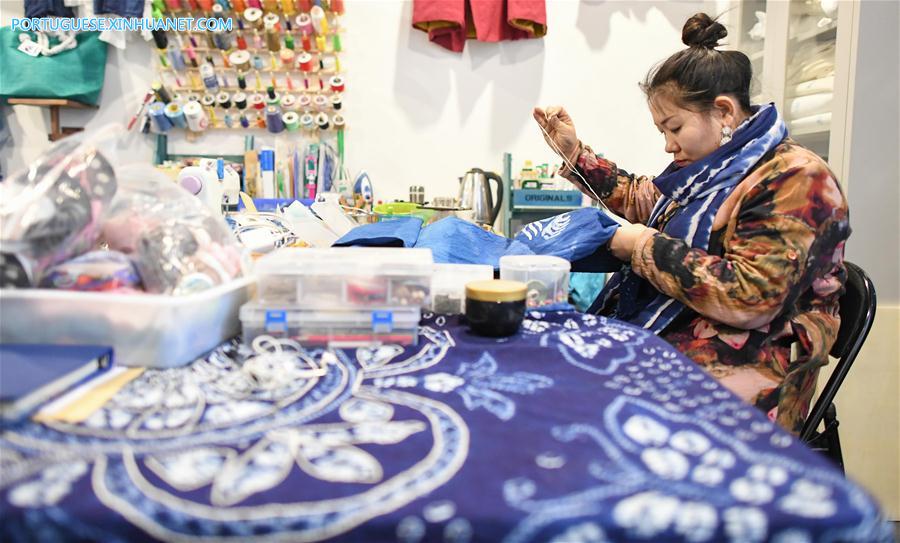 Chinesa abre loja para proteger cultura tradicional xamã