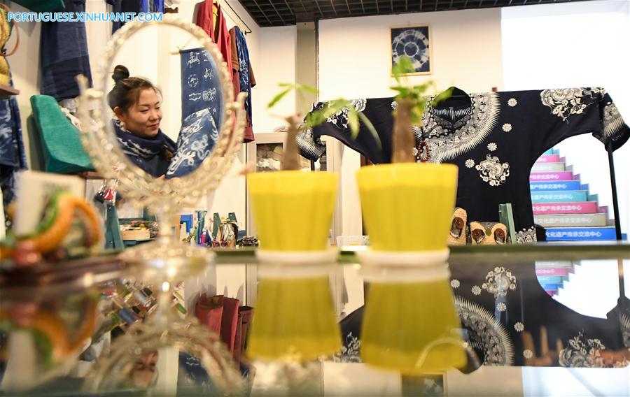 Chinesa abre loja para proteger cultura tradicional xamã