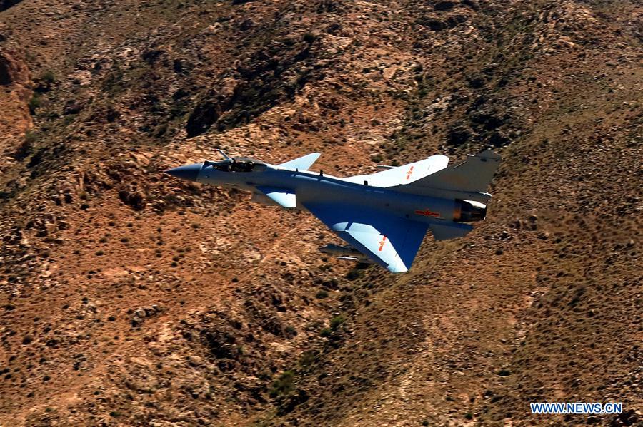 Caça chinês J-10C entra em serviço