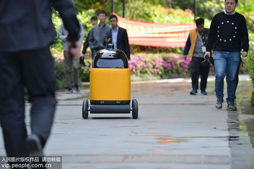 Primeiro veículo automático de entrega expressa em funcionamento em Nanjing