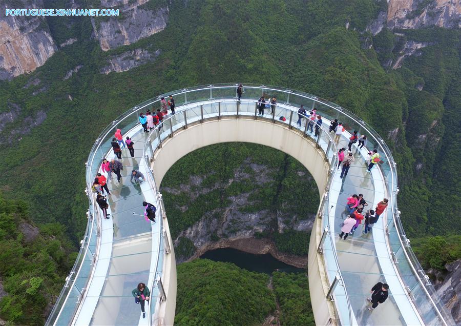 Ponte cantilever de vidro em forma de ferradura no Parque Geológico Yunyang Longgang em Chongqing