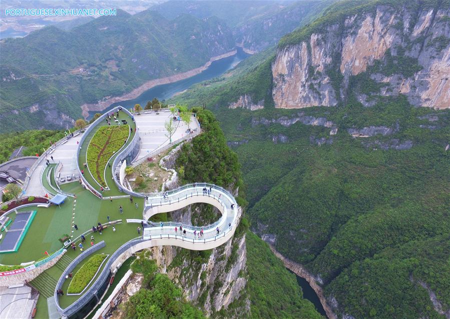 Ponte cantilever de vidro em forma de ferradura no Parque Geológico Yunyang Longgang em Chongqing