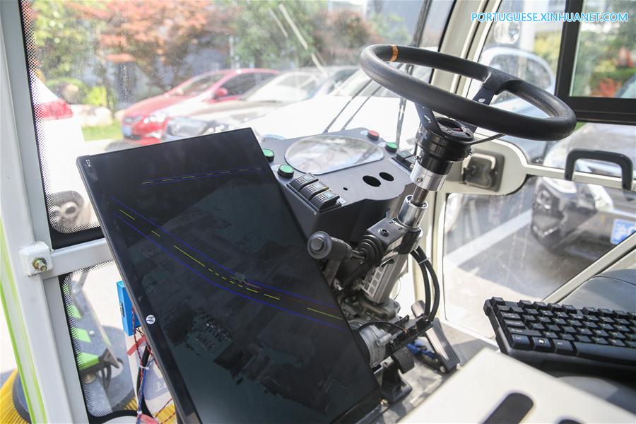 Veículos-vassoura autônomos passam por teste de funcionamento em Shanghai