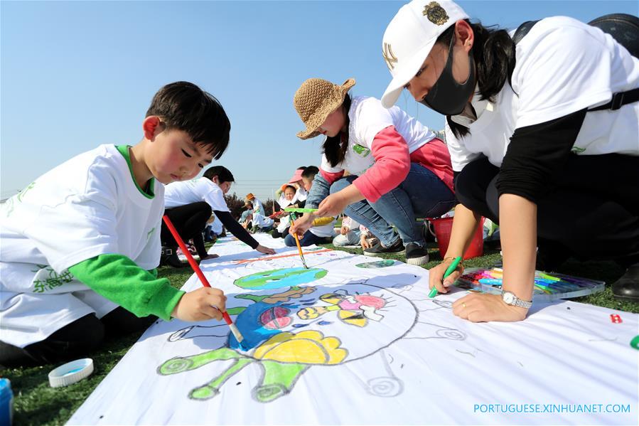 Alunos participam de concurso de desenho para o Dia da Terra em Jiangsu