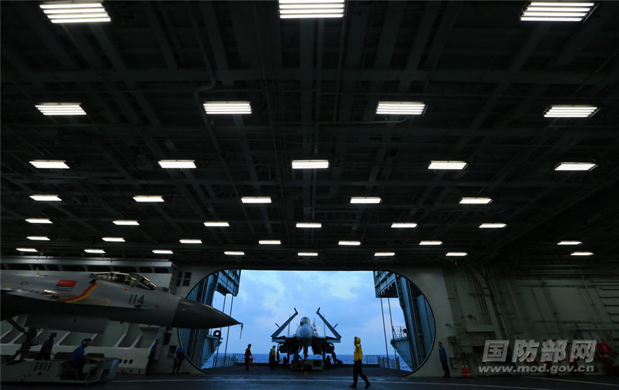 Formação chinesa de porta-aviões realiza exercícios no Mar do Leste da China