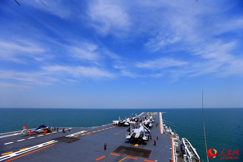 Formação de porta-aviões chinesa realiza exercícios no alto mar