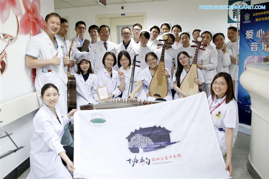 Apresentação musical gratuita realizada em hospital em Beijing