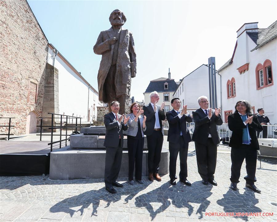 Estátua de Karl Marx doada pela China é apresentada em Trier, Alemanha