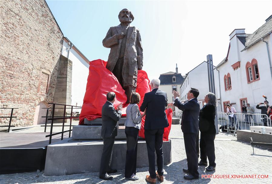 Estátua de Karl Marx doada pela China é apresentada em Trier, Alemanha