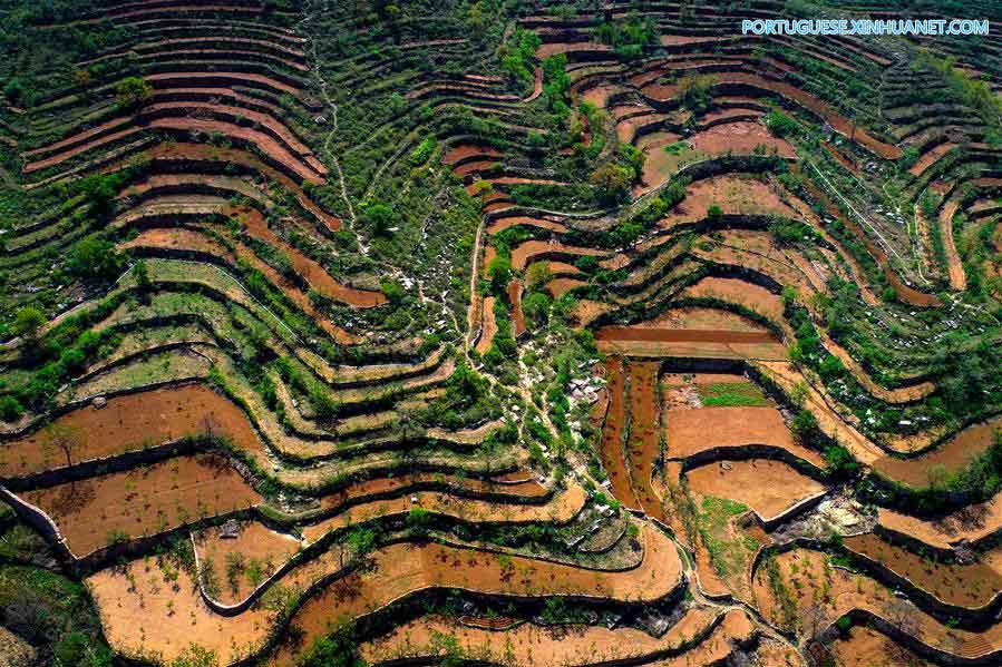 Terraços e estradas na província de Hebei, norte da China